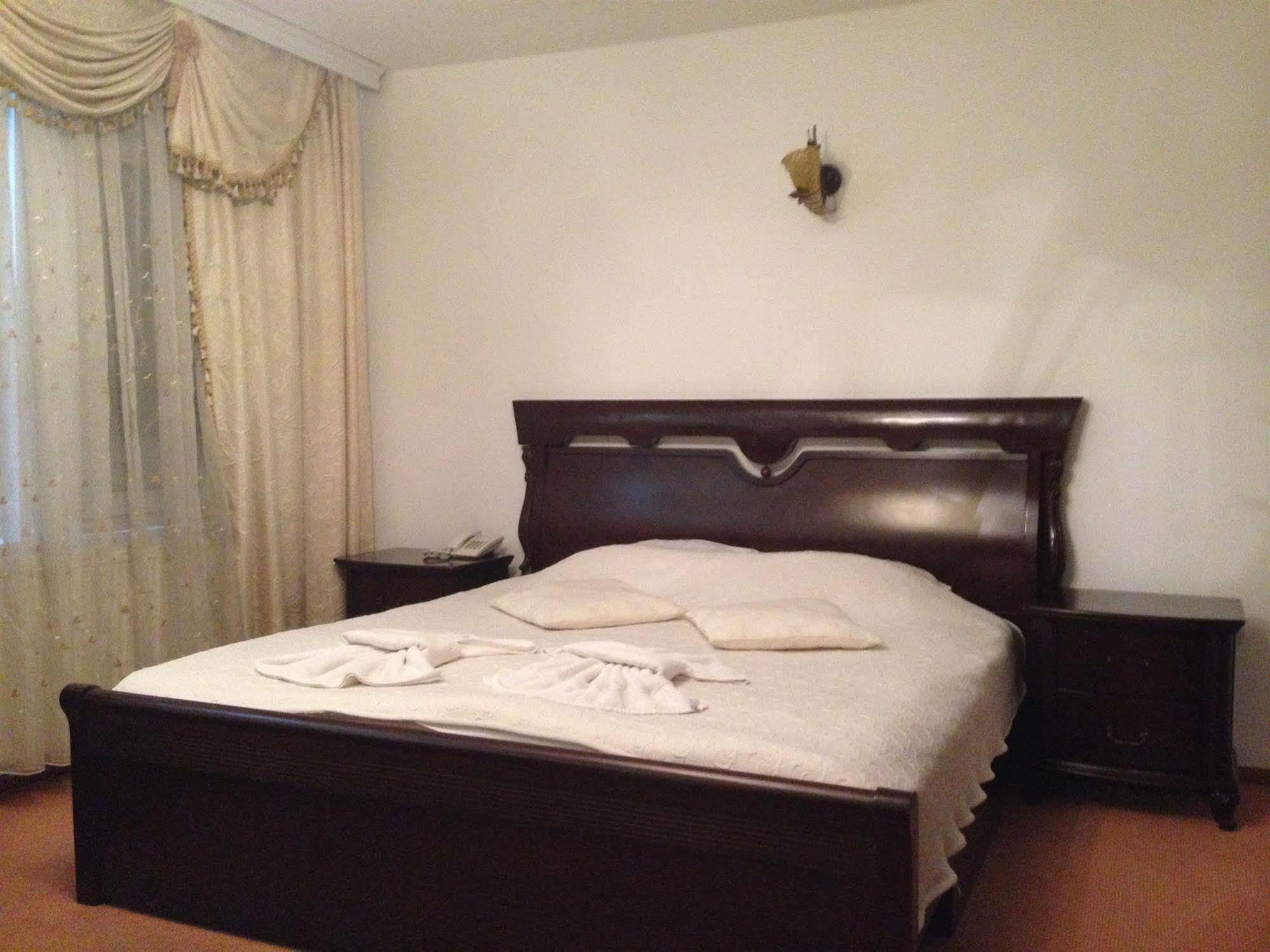 Hotel Adria Prishtine Bagian luar foto