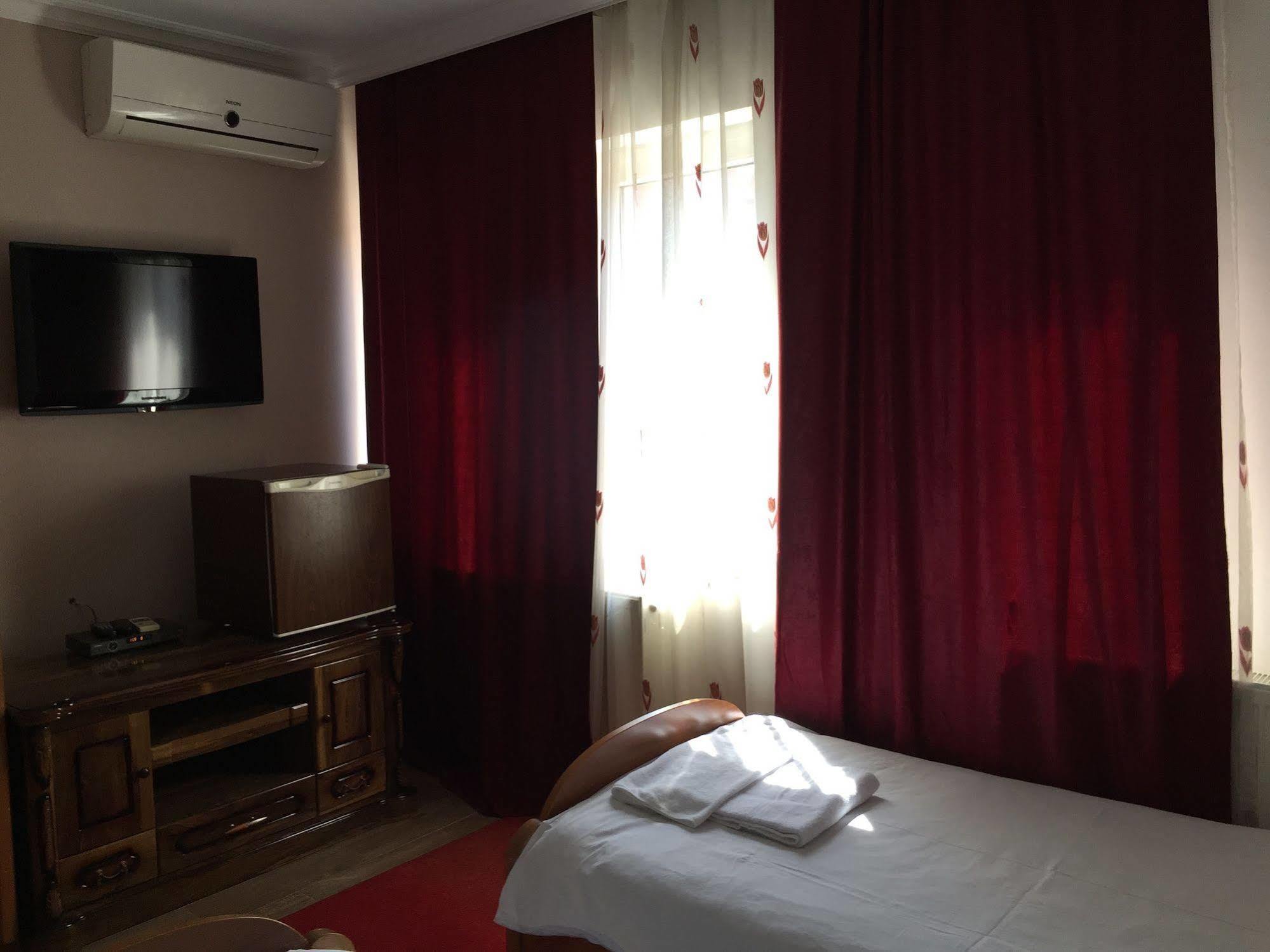 Hotel Adria Prishtine Bagian luar foto
